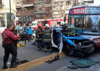 Violento choque entre un patrullero y un colectivo en Palermo