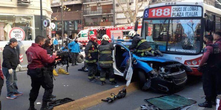 Violento choque entre un patrullero y un colectivo en Palermo