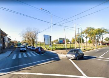 Quilmes: Viajaba en moto y le tiraron un adoquín para robarle. Está grave
