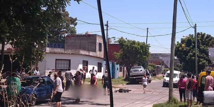 Isidro Casanova: Una pareja y su bebé fallecieron al chocar en su moto contra un camión
