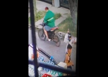 Video: motochorros armados quisieron robarle a un repartidor de gaseosas en Merlo
