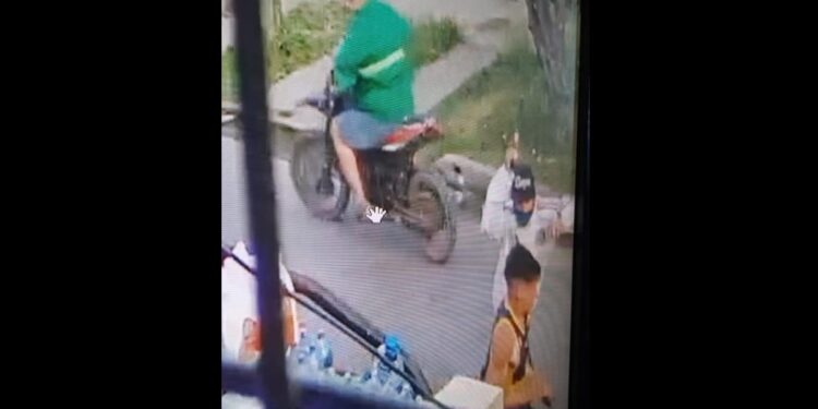 Video: motochorros armados quisieron robarle a un repartidor de gaseosas en Merlo