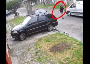 El Palomar: Dejó estacionado el auto y una cámara captó el momento en el que se lo robaron
