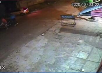 Berazategui: Dos motochorros quisieron asaltar a un hombre y éste los atropelló