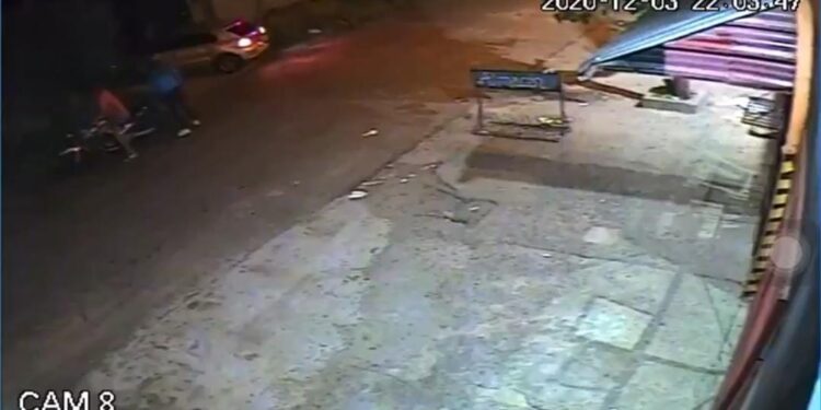 Berazategui: Dos motochorros quisieron asaltar a un hombre y éste los atropelló