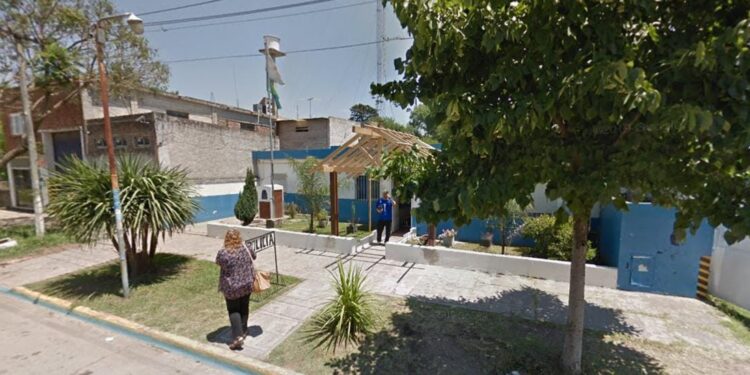Pontevedra: Lo acusaron de robarle materiales de construcción a los vecinos y le tirotearon la casa