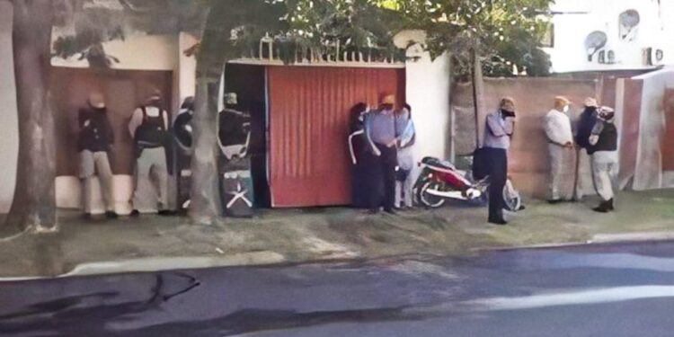 Mató a su pareja y a sus dos hijos pequeños prendiéndoles fuego la casa en Corrientes