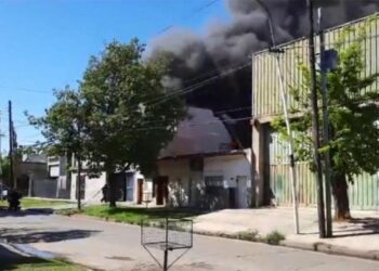 Tres de Febrero: Impresionante incendio en una fábrica de pintura de Loma Hermosa