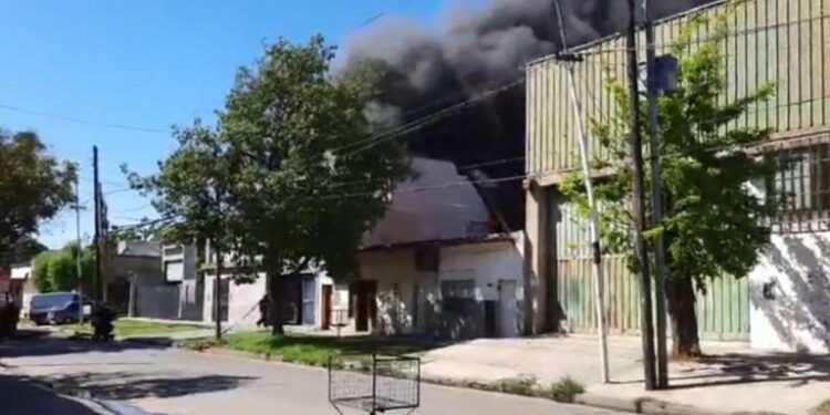 Tres de Febrero: Impresionante incendio en una fábrica de pintura de Loma Hermosa