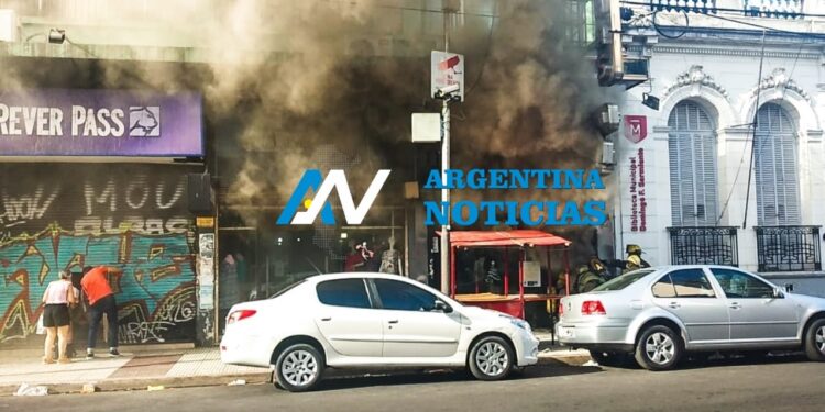Gran incendio en una mercería de Morón