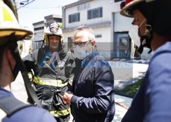 Operativo municipal para controlar incendio en una fábrica de pinturas de Tres de Febrero