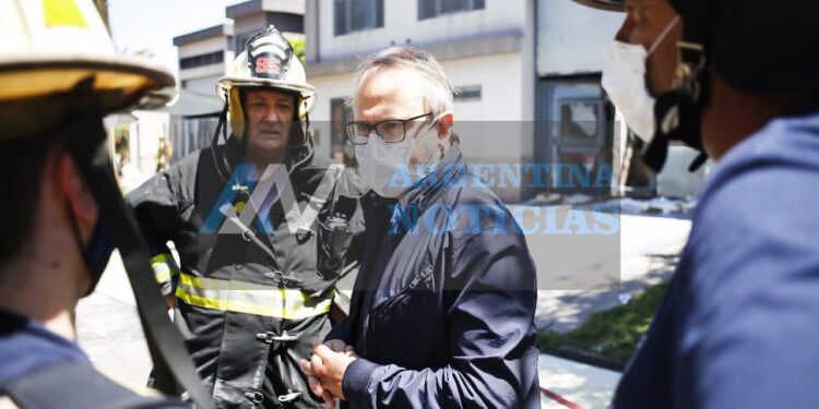 Operativo municipal para controlar incendio en una fábrica de pinturas de Tres de Febrero