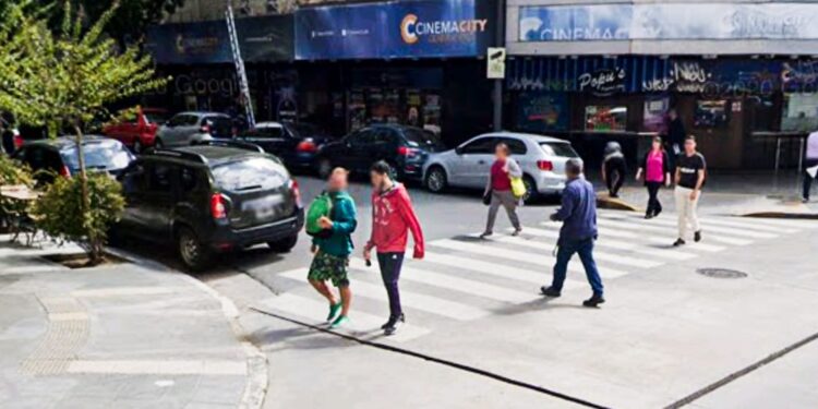 Núñez: Así le robaron el auto a una mujer y quedó registrado en las cámaras