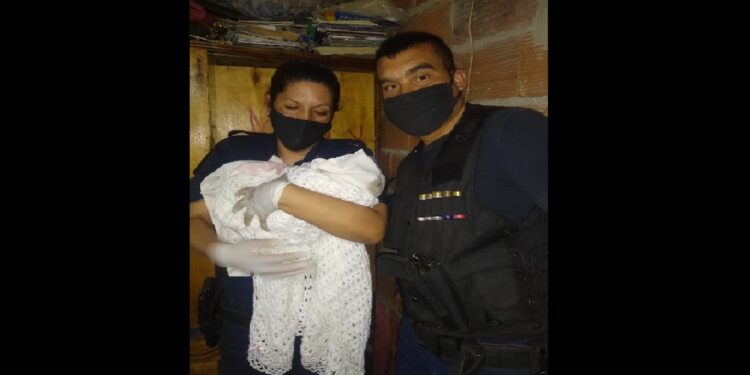 Domselaar: Dos policías asistieron en un parto