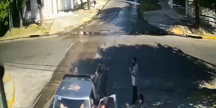 Video – Temperley: Mientras esperaba el colectivo, le robaron y la tiraron al piso