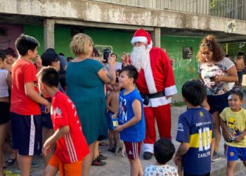 TODOS JUNTOS PODEMOS: La campaña de la Policía de la Provincia de Buenos Aires para alegrar la navidad de los niños
