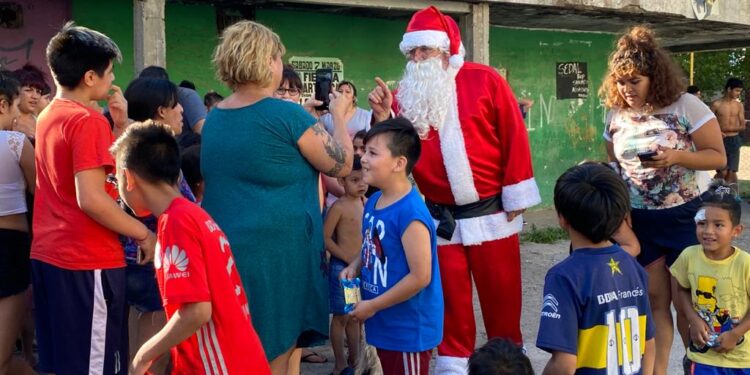 TODOS JUNTOS PODEMOS: La campaña de la Policía de la Provincia de Buenos Aires para alegrar la navidad de los niños