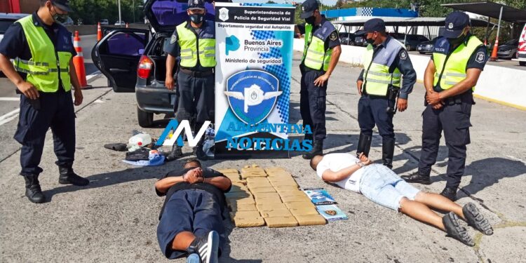 Berazategui: Detuvieron a dos narcotraficantes en el peaje de Hudson