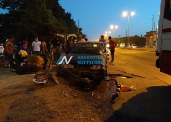Pontevedra: Conducía a gran velocidad, chocó contra un colectivo e impactó a una ciclista