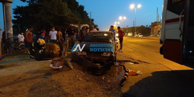 Pontevedra: Conducía a gran velocidad, chocó contra un colectivo e impactó a una ciclista