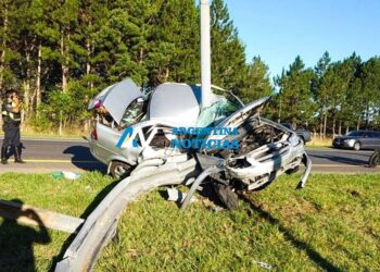 Samborombón: Impactante choque de un auto contra un poste de luz