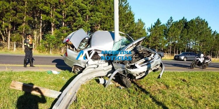 Samborombón: Impactante choque de un auto contra un poste de luz