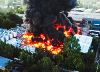 Video – General Pacheco: Una fábrica de plásticos se incendia sin control