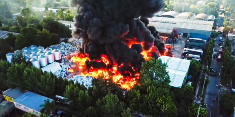 Video – General Pacheco: Una fábrica de plásticos se incendia sin control