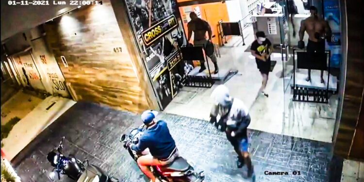 Video: Cuatro motochorros armados atemorizan la zona de Lanús tras cometer varios asaltos