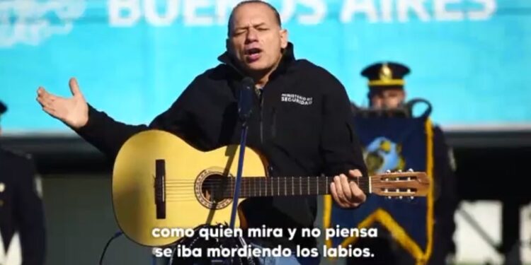 Video: Sergio Berni grabó un videoclip donde entona el tema “Los Ramones”