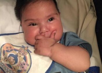 Hace 45 dias que su hijo esta internado y ellos duermen en el auto.