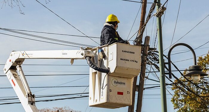 Vicente López continúa realizando el mantenimiento de luminarias