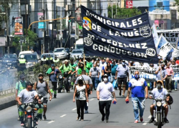 Multitudinaria movilización de la Federación en apoyo a los trabajadores municipales de Lanús