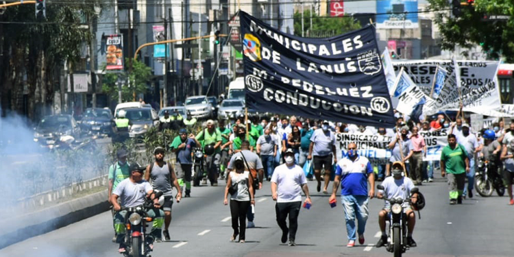 Multitudinaria movilización de la Federación en apoyo a los trabajadores municipales de Lanús
