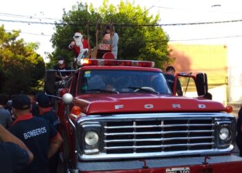 HURLINGHAM: PAPA NOEL LLEVA ALEGRÍA A LOS NIÑOS.