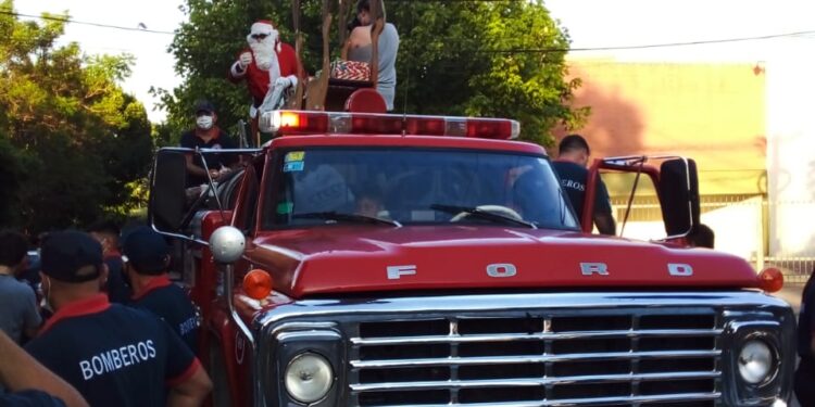 HURLINGHAM: PAPA NOEL LLEVA ALEGRÍA A LOS NIÑOS.