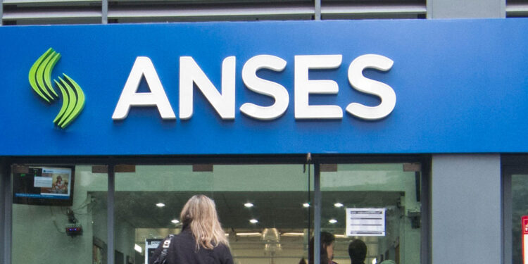 Axel Kicillof anunció aumentos para jubilados y pensionados y un bono de hasta 10 mil pesos .