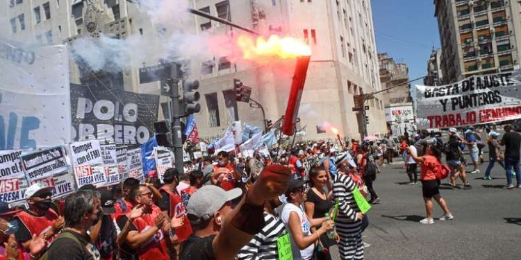 PIQUETEROS LLEGAN A PLAZO DE MAYO .