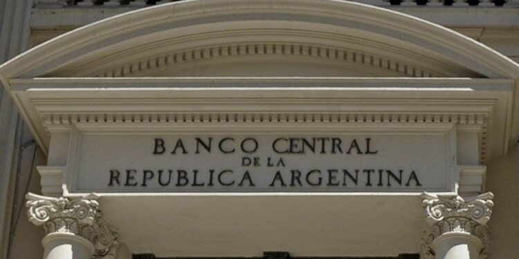 El Banco Central afirma que las nuevas medidas buscan evitar una «devaluación brusca».