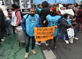 Organizaciones sociales realizaron un «ollazo» contra el Gobierno porteño.