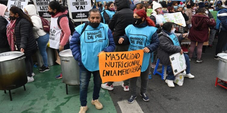 Organizaciones sociales realizaron un «ollazo» contra el Gobierno porteño.