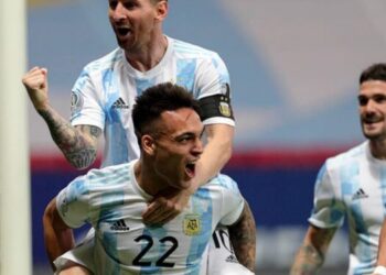 FÚTBOL: ARGENTINA GANO 3 A 0 A ITALIA .