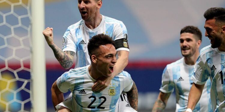 FÚTBOL: ARGENTINA GANO 3 A 0 A ITALIA .