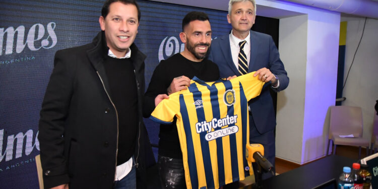 El debut de Carlos Tevez como entrenador agita las tribunas del fútbol argentino.