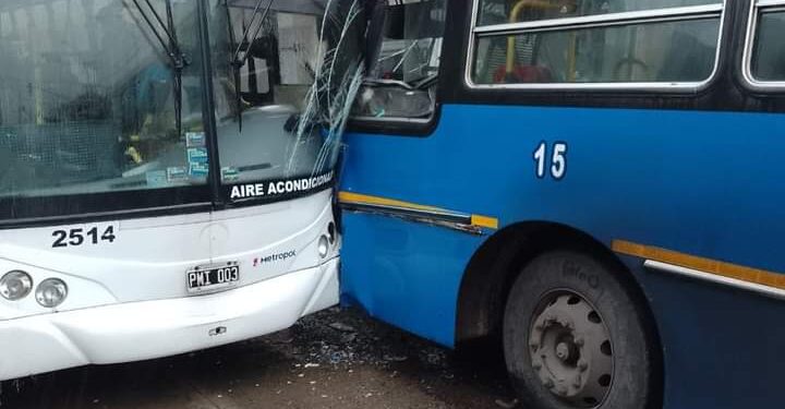 HURLINGHAM: CHOCARON DOS COLECTIVOS.