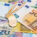 El euro llegó a cotizar a la par del dólar por primera vez en 20 años.