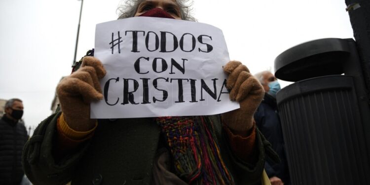 Masivo respaldo a la vicepresidenta por el «hostigamiento judicial y mediático».