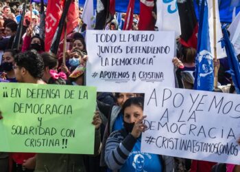 Tras el atentado contra Cristina el pueblo sale a las calles en defensa de la democracia.
