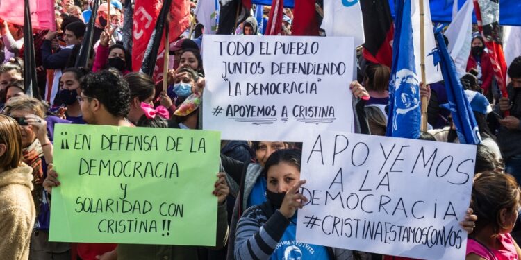 Tras el atentado contra Cristina el pueblo sale a las calles en defensa de la democracia.
