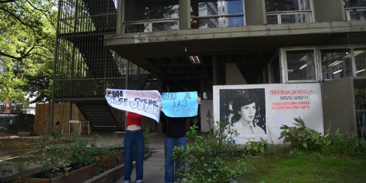 Estudiantes del Mariano Acosta levantaron la toma, pero otros colegios siguen la protesta.